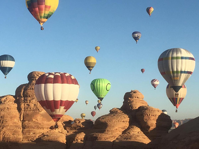 اضغط لمشاهدة الفيديو: أول مهرجان للمناطيد في السعودية